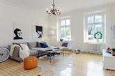 这间明亮的公寓位于瑞典哥德堡，面积87平方米。该居室由三间房，即厨房，浴室和露台构成，核心宽敞的客厅。墙壁的两幅黑白照片，同一色调的自行车，以及各式装饰，让这个家个性十足。（实习编辑卢雪花）