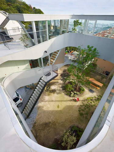 纤细金属柱托起螺旋形住宅 步移景异大开眼界