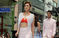 韩国模特内衣上街引围观 街头秀尺度引热议