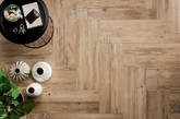 你喜欢木地板的温暖色系，却又担心年久脆弱或是潮湿容易腐烂吗？意大利瓷砖品牌 ARIANA 推出的Larix 瓷砖系列，将各色系的木材纹路转印到了瓷砖上，简直以假乱真，因为是瓷砖，不会受潮或遭白蚁啃蚀，连浴室都可以贴上，也可以当做厨房的壁砖，有质感又好清洗，非常适合喜欢木质感的朋友。（实习编辑 谢微霄）