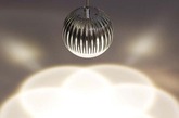 英国设计师tom dixon设计了fin lightLED灯具，在为2012年米兰设计周举办的MOST设计节上展出。表达设计师对工程学的理解，LED灯具将自身内部细节完全展示在外，6颗LED灯安装在金属散热片里面，大型的亚克力光学透镜，金属和玻璃组合成完美的形状。（实习编辑卢雪花）