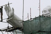 四川省成都市天府广场，汉白玉制成的毛泽东塑像在长期日晒雨淋中污渍斑斑。