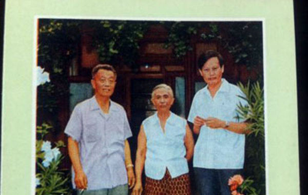 “空飘”台湾之老传单。杜聿明，抗战名将，淮海战役被俘，59年特赦当政协委员。其女儿杜致礼嫁给了物理学家杨振宁。传单上述说了杜在大陆的幸福生活，专门提到周恩来两次宴请他和回国探亲的女婿杨振宁。中间老人是杜夫人曹秀清女士。时光荏苒，2004年，82岁的杨振宁迎娶28岁的翁帆，那是后话了。
