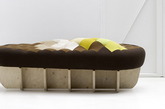 Soft Wild Sofa 是法国设计师 Benjamin Graindorge 的一款非常优雅的家具设计作品。沙发不平的表面很有连绵起伏的山峰的感觉，棕色的土壤、青翠的林木还有白雪皑皑的山顶壮美极了。据设计师介绍它不能向用户保证沙发的每个角度都很舒服但是通过调整姿势和角度总能够提供给你最佳的状态。（实习编辑 谢微霄）