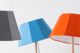 这是由法国的设计工作室COLONEL的家具作品，而灵感就是来自于60年代的一些形状和图案。如果你是个色彩控，相信这样充满活力颜色家具是个不错的选择。这个类似于遮阳伞的落地灯，使用的是实心榉木，灯罩也如同玩具一样的几何状，充满了复古风情的家具。（实习编辑何丽晴）