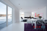 今天介绍的瑞典现代别墅建于2010年，是一座拥有近4000平方英尺的双层建筑。这么一个温馨的家庭住宅有多个休息室，5间卧室，3间浴室和露天厨房。内部面板是纯白的，与其他家居用品的不同色彩互相搭配组合，构成了一幅充满戏剧性但感官上又十分平衡的画面。（实习编辑何丽晴）