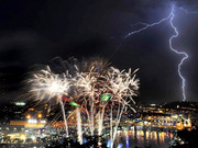 美国华盛顿：独立日夜空烟花遭遇闪电奇观