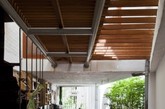 木地板和白色墙壁，在城市中创建了这一片热带雨林的家，这就是来自于A21工作室。在越南的胡志明市，用了大量的木架子和树皮等进行装修，还原大自然中的树木植被。自然光被这些横木分成了一竖竖的排列着，这样的A21工作室可能是很多设计师们所想要的吧，城市中最自然的色彩。（实习编辑何丽晴）