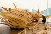 据英国《每日邮报》7月13日报道，英国AA建筑学院的三名学生在英国多赛特郡胡克公园建造了一个巨型木茧，乍看上去像是巨型昆虫在树木间筑的巢。不过，实际上这只是一个造型奇特的树屋，其被麻绳栓在离地2米的树木之间。这种“生态友好型”树屋的材料来自于公园内前几天被砍伐的雪松木。（实习编辑 谢微霄）