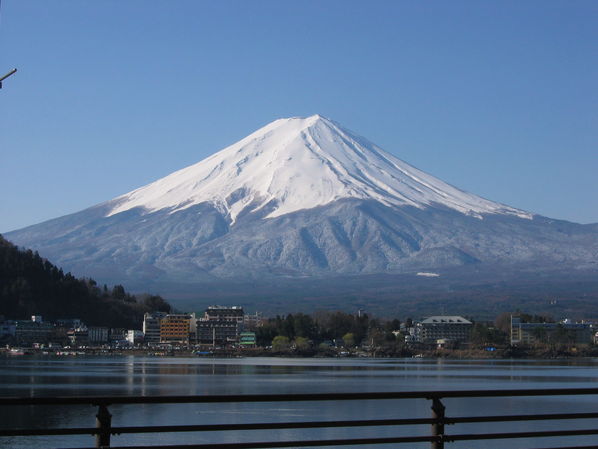 富士山夜间发生地震 日本专家忧火山喷发