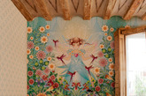 这是哥伦比亚的设计师Catalina Estrada的作品，曾在巴塞罗那生活和工作时想是否能打破传统的壁纸刻板的印象，将自己喜欢的一些插画和形状等结合到一起，你可以看到在他的作品中极具有拉丁美洲的民族色彩和一些欧式的商业成熟的结合，相信这样的壁纸是很多女孩们一直在寻找的富有梦幻的风格。（实习编辑何丽晴）