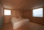 白色墙壁搭配木质地板 构成清新温暖室内基调