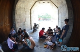7月4日，福建泉州朝天门城楼门洞，天然的风洞，成为避暑的一个好地方，不少人在此纳凉避暑。