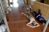 2005年6月24日，在石家庄市监狱施工的民工躺在楼道的地板上进行纳凉、午休。余洪恩/CFP