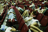2006年9月3日，四川外语学院，学校为了让学生避高温，对公寓没有空调的学生，学校将礼堂空调开着向学生开放过夜。