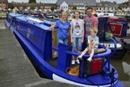 英国居民无力支付生活费 变卖房产一家四口蜗居小船