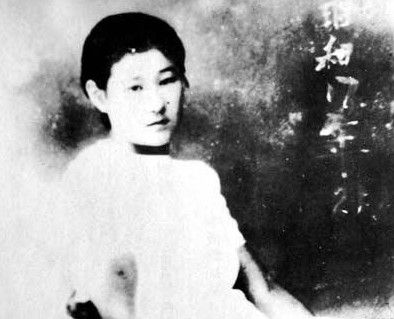 在二战期间，亚洲慰安妇过着暗无天日的悲惨生活。其中，一些慰安妇更为悲惨。照片中的这位韩国少女名叫朴来顺，她从1940年被带到中国后就沦为了慰安妇，那时她天天都要接待日本军人，少时一天有三四人，多时十多人，日本军人只把慰安妇当成发泄工具。她曾经受不了，但想逃又不知逃往那里，加上日本人看管很严，也很难有机会。她曾经想到过死，但一想起家中亲人，想到来中国还没有见到自己的恋人，就打消了死的念头，忍辱活了下来。