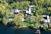 第九名：世外桃源2.0(Xanadu 2.0)；拥有人：比尔·盖茨，资产670亿美元；位置：华盛顿州西雅图；房产价值：根据2012年的税收评估为1.205亿美元。 

　　简介：这座位于华盛顿湖的高科技宅邸为世界第二大富豪比尔·盖茨所有，该豪宅拥有一个带有水下音乐系统的池塘，一个2,500平方英尺大的体育馆和一座有圆顶阅读室的图书馆。 （实习编辑李丹）

