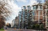 　第五名：伦敦海德公园一号(One Hyde Park)；拥有人：雷纳托·阿克梅托夫(Rinat Akhmetov)，资产154亿美元；房产价值：2011年价格为2.21亿美元。

　　简介：这套世界上最昂贵的公寓位于时髦的骑士桥(Knightsbridge)地段，由一位乌克兰富人买下。该豪宅面积惊人，达2.5万平方英尺，并安装了防弹玻璃，还配有24小时酒店礼宾服务。（实习编辑李丹）