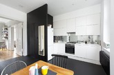 公寓的核心是一个简约的客厅，只容纳一张沙发，一个茶几和几个搁架。复古松木地板和粉刷墙壁进行了装修。生活和睡眠区的配色主要采用白色和灰色。大窗户和高高的天花板，为空间营造出大而明亮的感觉。浴室和厨房则采用白色和黑色为主的独特家具。(实习编辑万琦)