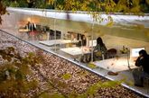 西班牙的Selgas Cano建筑师事务所将自己的办公室直接搬进了大自然，透明的玻璃墙体让员工们在工作时与自然为伴，而不是压抑在钢筋森林之中。（实习编辑李丹）
