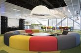 同时麦格理集团还为员工提供了彩色的沙发椅，多种色彩充斥在房间里，让工作在其中的人感到愉快与轻松。（实习编辑李丹）