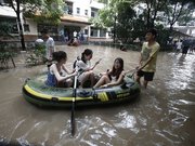 武汉暴雨致积水最深2米 大学生划船出行