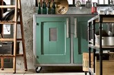 就如时装流行看巴黎时装周一样，Marchi Cucine也一直影响着欧洲家庭的厨房风格。1977年至今，该品牌利用木材、金属和石材设计出不同的厨房风格。一起来分享这个来自意大利品牌的最新设计作品吧。