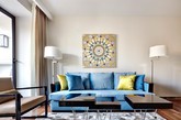 这座莫斯科52平方米住宅，开放式的空间和白色墙面显得空间明亮不拥挤，良好的采光更显通透，中性色调的空间用蓝色沙发，马赛克地毯，更显质感和成熟，还有一丝皇家的优雅和辉煌。