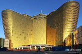 北京亚奥核心商圈，金泉时代建筑，面积16万平米，建筑总高122.8米，外立面采用全金色玻璃幕墙，建筑结构为纯钢框架结构，用钢量为3.7万吨，相当于鸟巢用钢量的三分之二。