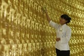 华西村，工作人员擦拭龙希大酒店里“金会所”内以黄金装饰的墙面。最为奢华的则是5个主题会所：金、木、水、火、土。