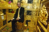 2006年2月，香港恒丰金业科技集团主席林世荣向媒体展示黄金厕所。