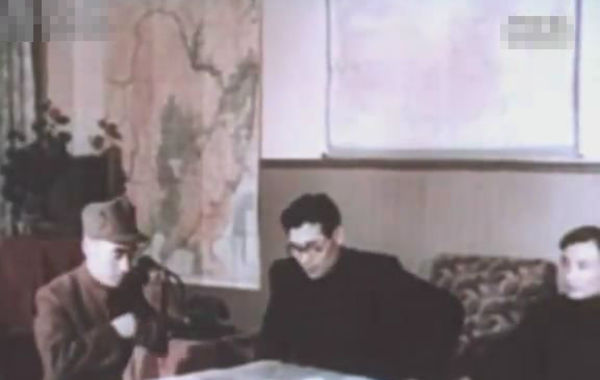 以下画面是从苏联随军摄影记者所拍摄的战争纪录片《解放了的中国》中截取，反映了1948年11月四野入关的场景。图为东北局领导林彪、高岗、陈云在研究四野入关事宜。