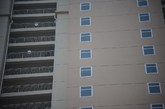 10月23日，青岛，位于青岛市市北区宜昌路和兴隆一路的宜昌美景小区，是一个经济适用房高层小区，在靠近宜昌路一侧的三座楼体上，整齐地画了很多“窗户”，但是仔细一看，居然是绘画作品，被网友赞有才，是当代的“神笔马良”。