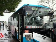 组图：长沙一公交撞上吊车 十多名乘客头破血流