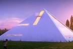 Pyramid House金字塔住宅：全玻璃结构的通透视野