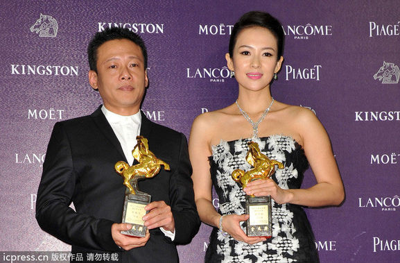 2013年11月23日，台北，第50届台湾电影金马奖在国父纪念馆举行，众多获奖明星亮相后台。图为获封影帝影后的李康生与章子怡。