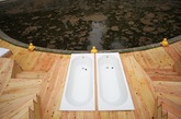 法国巴黎的 Chamarande 公园曾经是贵族们的度假区，中间雄伟的喷泉是它荣耀的象征。在变成一个艺术文化中心后，Bruit du frigo 工作室为了让它更接地气、贴近普通民众，就在喷泉旁边安置了一些木质浴缸“Chamarande Les Bain”。有一些浴缸里没有水，而是放垫子，可以供人坐、躺着休息，把这里变成一个气氛轻松欢快的公共空间。（实习编辑：容少晖）