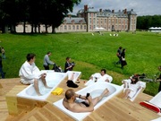 喷泉旁边放浴缸 在公园里享受曾经的贵族生活
