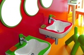 Laufen推出了专门给幼儿设计的卫浴产品，不仅颜色鲜艳，造型也十分活泼，而且所有尺寸都根据儿童的需要定制。这种使用整块颜色进行撞色的搭配不知道孩子们会不会喜欢，不过重要的是，当下的卫浴产品在设计时几乎很少考虑到幼儿的需要，而Laufen 的这一套产品在便利性和安全性等方面都对孩子们有相当的照顾——这种设计的诞生本身就很值得鼓励啦。（实习编辑：容少晖）