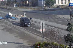 两车经过路口时均未减速 相撞前后