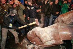 乌克兰基辅市内最后一座列宁雕像被推倒