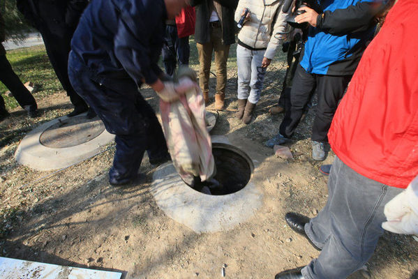 中年北漂蜗居热力井 记者关注后被赶出封井