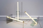 以色列灯具设计师Naama Hofman设计的“005 collection”系列灯具，共包含四款不同的构造。其共同点是都使用玻璃板与内置节能LED灯泡的亚克力灯管结合，两者通过不同的构成方式，形成不同的外形特征和装饰感。（实习编辑：李黎星）