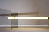 以色列灯具设计师Naama Hofman设计的“005 collection”系列灯具，共包含四款不同的构造。其共同点是都使用玻璃板与内置节能LED灯泡的亚克力灯管结合，两者通过不同的构成方式，形成不同的外形特征和装饰感。（实习编辑：李黎星）