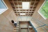 书房，通常只指一块功能区域，但在日本福冈的一栋三层住宅里，“书房”贯穿整座建筑，像一面墙壁一样耸立着。日本工作室 MOVEDESIGN 负责这栋住宅的设计，盘旋的楼梯成为主要连接通道，大面积的窗户带来充足的光线和自然风，与室内的木质材料一起，营造一种平和温馨的生活氛围。（实习编辑：容少晖）