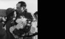 1952年文艺兵拥抱毛泽东