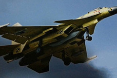 歼-15演练战机伙伴加油 挂加油吊舱