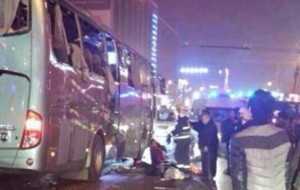 5����6ʱ40�����ң�һ�����������ѳǵĿ��˰೵�������ѳ��س�ʱ������ը���¹����4���˿�������25���˿Ͳ�ͬ�̶����ˡ�ʡί�����������ʡ��¦�ڼ��һʱ��������ʾ��Ҫ��ȫ��������Ա�������ƺ�����