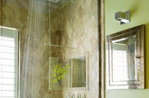 　整个浴室空间外墙使用了绿色，搭配现代简约风格的台盆和卫浴镜，室内风格清新简单。淋浴间满墙的仿古砖让整个浴室空间充满了复古感。（实习编辑：容少晖）